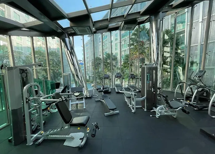 Stylish Condo With Blazing Fast Fiber Internet, Pool, Sauna, Steam Room, Gym - Guest Friendly