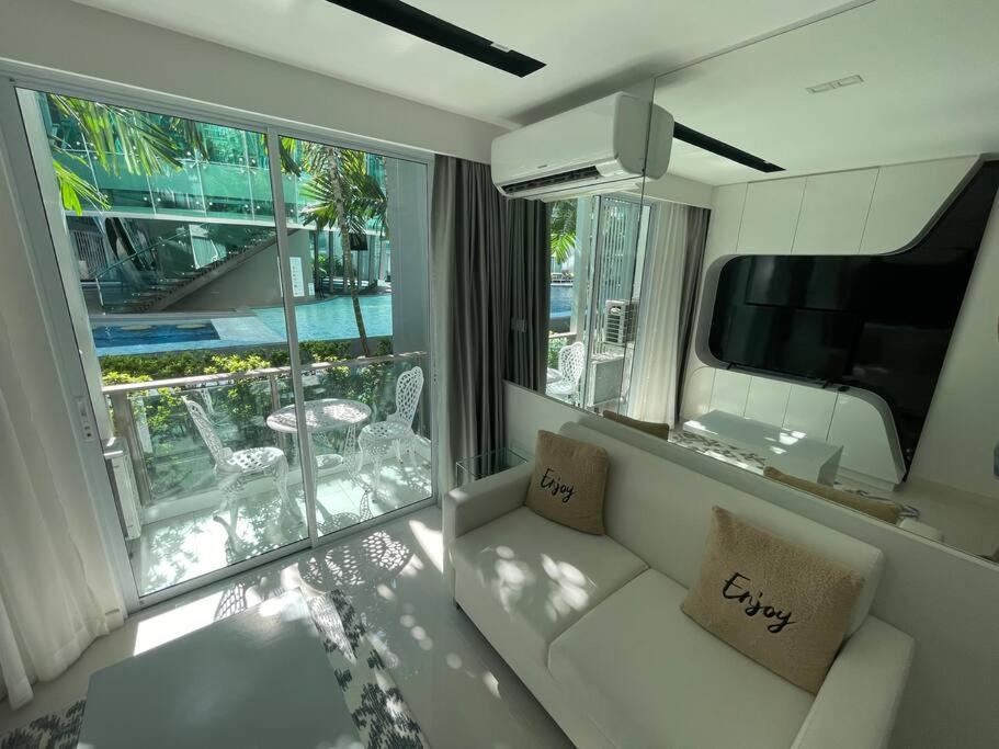Stylish With Blazing Fast Fiber Internet, Pool, Sauna, Steam Room, Gym - Guest Friendly Pangsapuri Pattaya