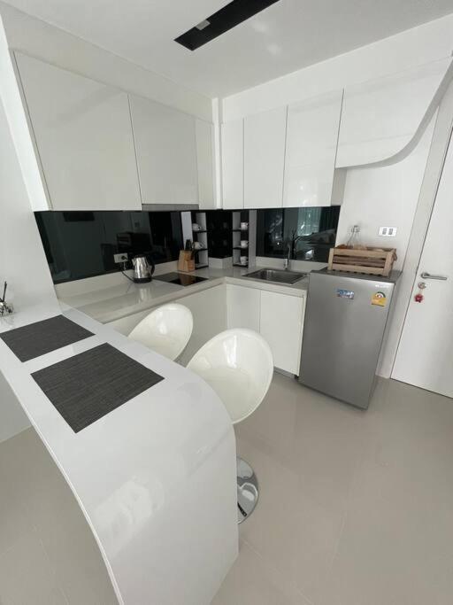 Stylish With Blazing Fast Fiber Internet, Pool, Sauna, Steam Room, Gym - Guest Friendly Pangsapuri Pattaya